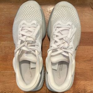 Nike ZoomX Invincible Run Flyknit womens shoes size 9. Worn 3x in good condition